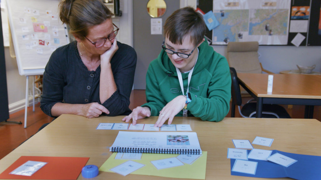 Arvid språktränar med Gitte i skolan